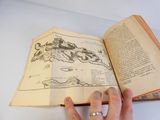 une personne tenant un livre ouvert sur lequel figure une carte