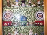 une photo d'une vitrine sur laquelle sont disposées de nombreuses figurines