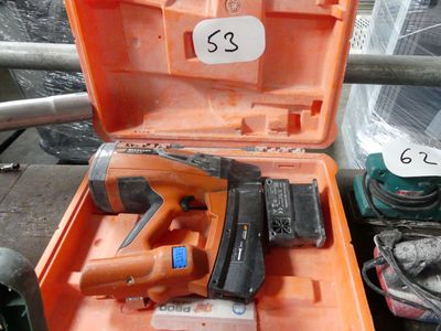 une boîte à outils orange contenant un marteau et une cloueuse