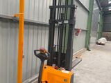 un chariot élévateur garé devant un bâtiment