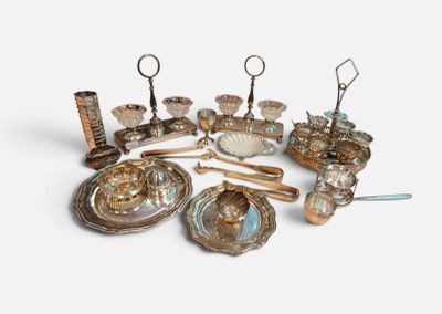 de nombreux objets en argent et en verre posés sur la table