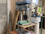 une machine posée sur une table dans une pièce