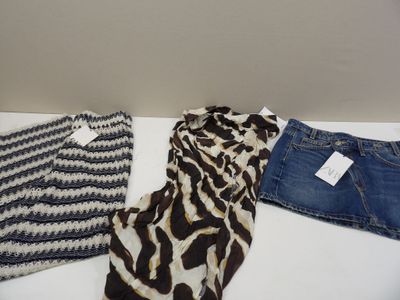 trois vêtements posés sur une table blanche à côté d'un jean