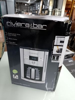 emballage d'une cafetière posée sur une table dans un magasin