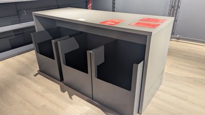 TABLE haute en stratifié gris et SIX CASIERS métalliques