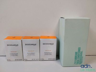 trois boîtes de « dessanage » posées sur une table, à côté d'une boîte