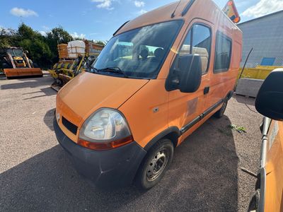 une camionnette orange garée sur un parking, avec d'autres véhicules en arrière-plan