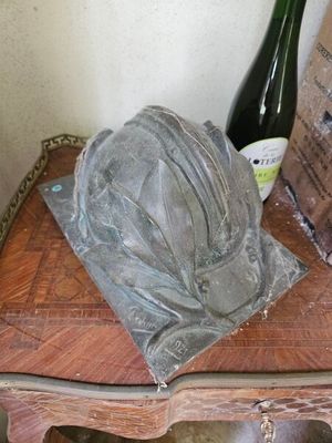 un casque de pompier posé sur une table à côté d'une bouteille de vin