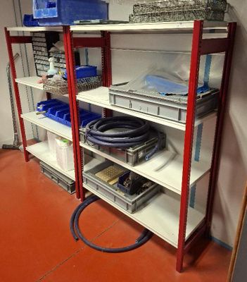 une étagère sur laquelle sont posés tout un tas d'appareils électroniques