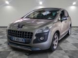 la photo d'une voiture argentée garée dans un garage