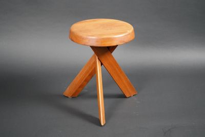 une image représentant un tabouret en bois à trois pieds sur fond gris