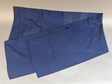 un pantalon bleu posé sur une table