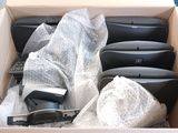 une boîte en carton remplie de bagages de toutes sortes