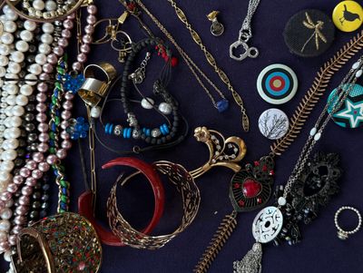 de nombreux colliers et bracelets différents disposés sur une table