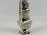 une salière ancienne en argent avec un motif décoratif sur le dessus