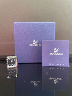 deux boîtes de parfum Swarovski posées sur une table