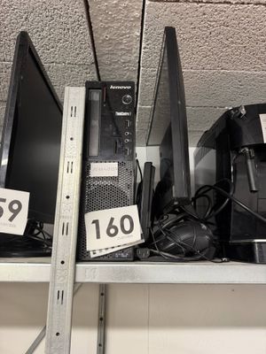 beaucoup de matériel informatique sur les rayons du magasin