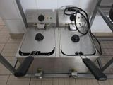 deux friteuses posées par terre