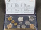 une vitrine contenant de nombreuses pièces de monnaie