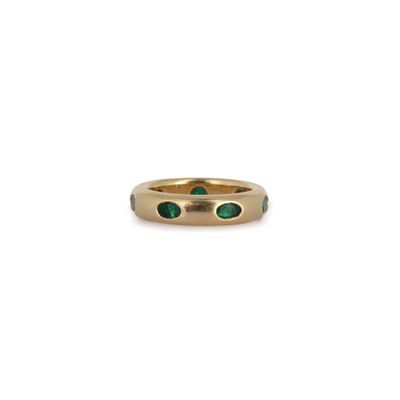 une bague en or sertie d'émeraudes