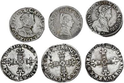 six pièces de monnaie romaines anciennes, dont l'une représente une croix et l'autre une croix