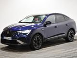 un SUV bleu garé sur un sol à damier dans une pièce