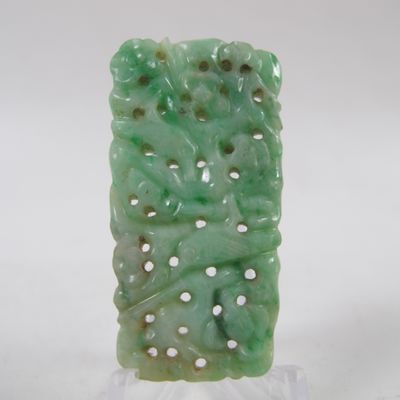 Arts d’Asie. Chine. Fin pendentif ajouré en jadéite vert pom…