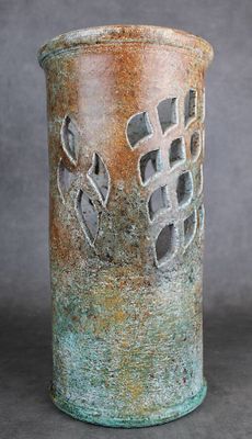 un vase orné d'un motif sur le côté