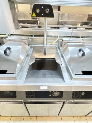 trois éviers en acier inoxydable dans une cuisine professionnelle