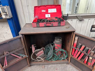 une boîte à outils rouge avec des outils à l'intérieur