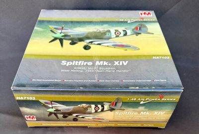 la boîte est ouverte pour montrer la maquette d'un avion de chasse