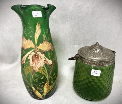 deux vases placés l'un à côté de l'autre