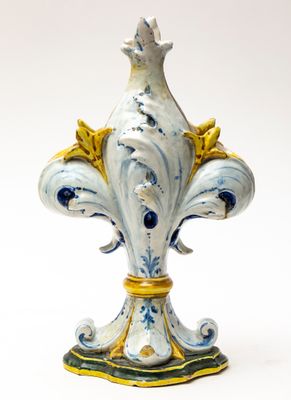 un vase bleu et blanc orné d'un décor doré