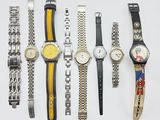 un grand nombre de montres posées sur une table