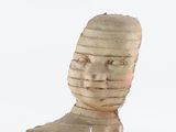 une image représentant une sculpture représentant une tête d'homme, réalisée à partir de bandes de tissu