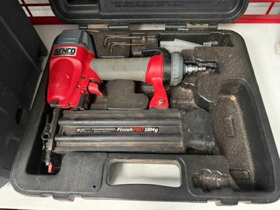 deux outils pneumatiques dans un coffret posé sur une table