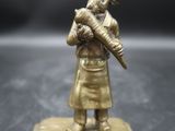 figurine en laiton représentant une femme tenant un bébé dans ses bras