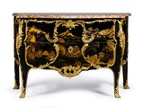 une photo d'une commode noire et dorée