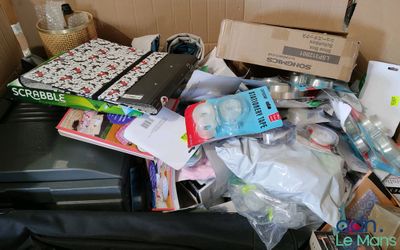 une pile d'objets posés sur une table