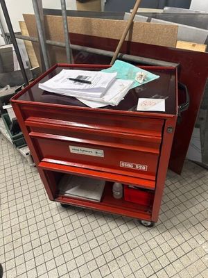 une armoire rouge surmontée d'un tiroir
