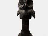 sculpture représentant un hibou sur un socle, sur fond blanc