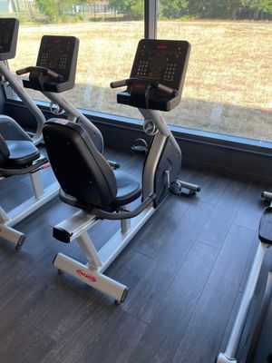 une rangée de vélos d'appartement dans une salle de sport