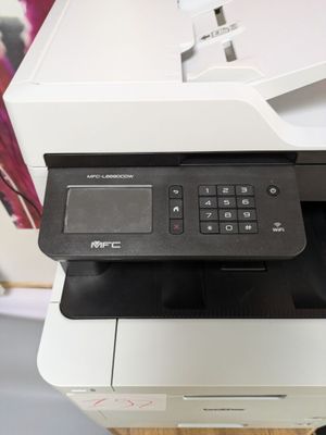 l'imprimante est posée sur le bureau, à côté de l'imprimante