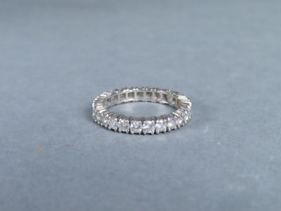 une image d'une bague en diamant sur un fond bleu
