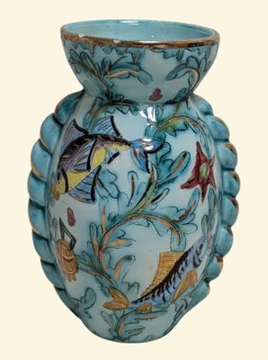 un vase bleu orné d'un motif de poisson