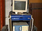 un chariot bleu sur lequel est posé un ordinateur