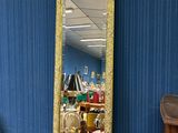 un miroir posé sur une commode dans une pièce