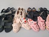 Plusieurs paires de chaussures d'enfants sont alignées en rang.