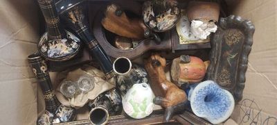 une boîte en carton contenant un certain nombre d'objets