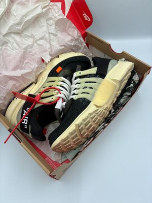 une boîte contenant une paire de baskets